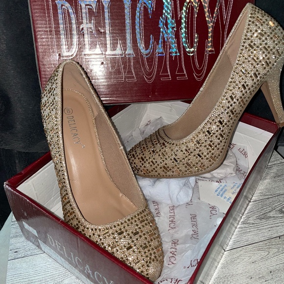 Ladies Gold Heels - Picture 6 of 7